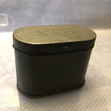 WW2 British Army sand / dust goggles in tin mint condition
